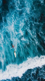 海浪中的冲浪者