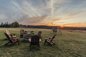 草原上的餐桌场景
