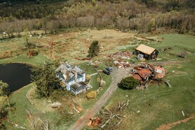 狂风后的林间木屋