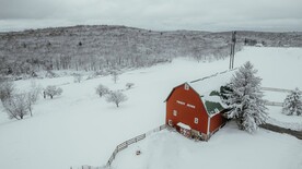 雪景中的红色房子