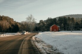 道路旁的红房子