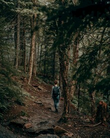 山路上的登山徙步者
