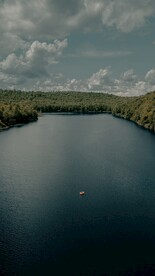 湖边树林鸟瞰图