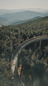 山林中的高架公路