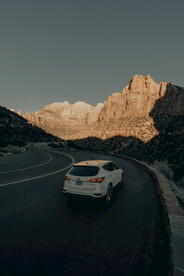 山间道路上的汽车