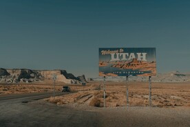 公路旁的指示牌