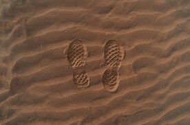 沙纹上的脚影
