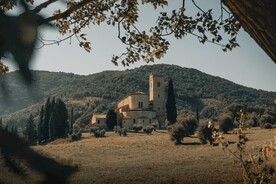 草原上的堡垒石屋