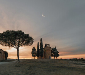 弯月下的堡垒石屋