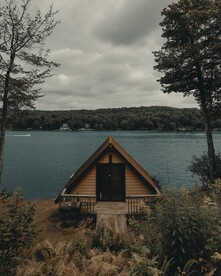 湖边木屋