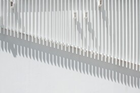 白色管状装饰墙