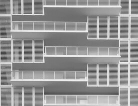 白色阁楼和窗户