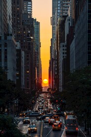 沿街的高楼大厦和红日