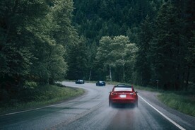 车道上行驶的车辆