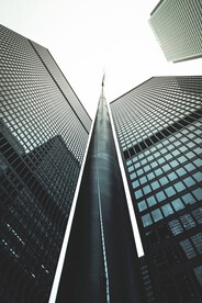 仰拍楼宇和旗杆