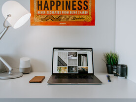 笔记本电脑办公场景