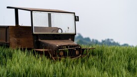 麦田上的拖拉机