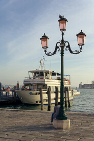 路灯和邮轮