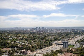 鸟瞰公路和建筑楼