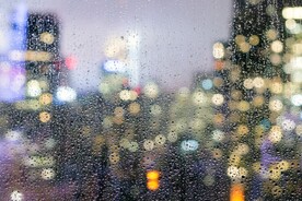 玻璃窗外的雨景灯光