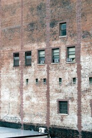 红砖墙上的窗户