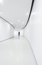 白色的室内通道