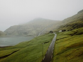山间小路和木屋