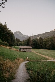 山间小路和木屋