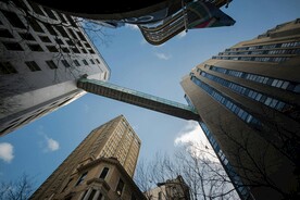 仰拍楼宇和引桥