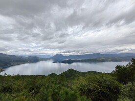 泸沽湖 蓝天白云