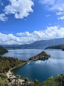 泸沽湖 蓝天白云 