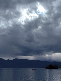 泸沽湖 蓝天白云