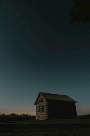 星空下的木屋