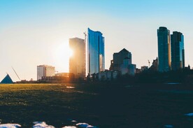 日光下的建筑楼