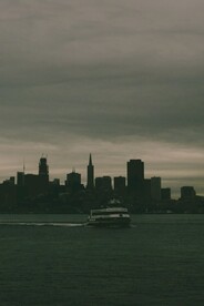 海边建筑和游艇