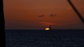 海上帆船和日出