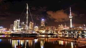 海滨城市灯光夜景