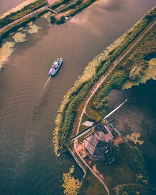 风车和船的鸟瞰图