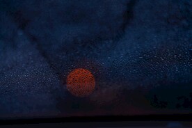 玻璃窗外雨滴和散灯光