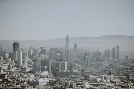 雾气中的高楼大厦