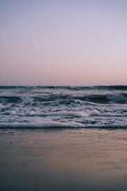 沙滩上的海浪泡沫