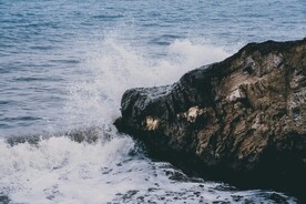 海浪拍打着岩石