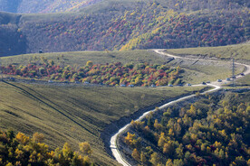高山秋景里的车队