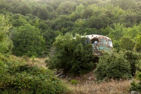 山林和破旧的公车