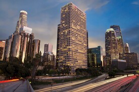 建筑楼和道路夜景