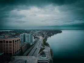 鸟瞰城市道路和楼宇