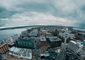 鸟瞰城市楼宇和道路