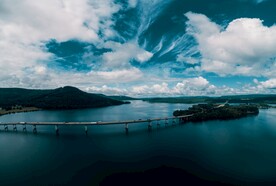 湖泊风景和桥梁建筑