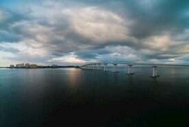 湖泊风景和桥梁建筑