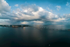 湖边楼宇和桥梁建筑